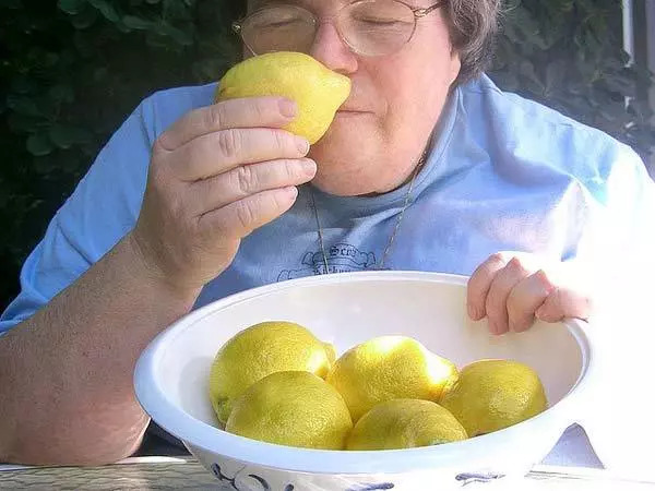 Lemon juice removes blemishes
