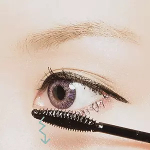 Mascara on upper lashes