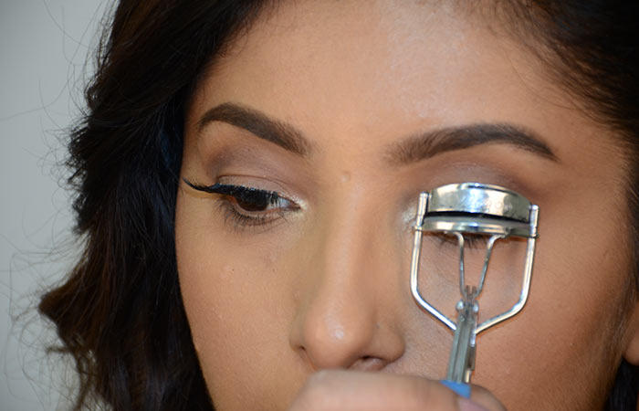 7. Pinch And Curl The Lashes