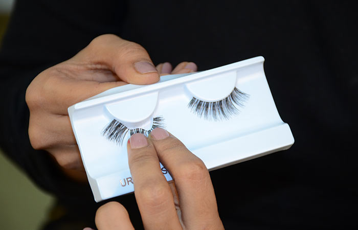 Step 1: Safely Pull Out The False Lashes From The Case