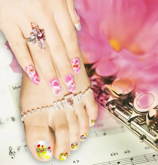 Pretty Feet for All With Fake Toe Nails