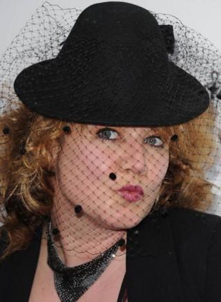 Short-Bob-with-Wispy-Curls-and-Veiled-Hat