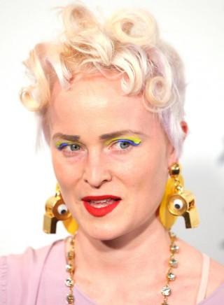 Very-Short-Bob-with-Highly-Textured-Curls