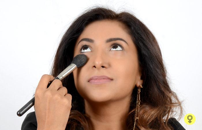 Step 3: Apply Loose Powder How To Apply Foundation Perfectly? - Step 3: Apply Loose Powder