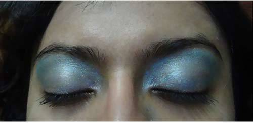 shimmery blue colour eye makeup