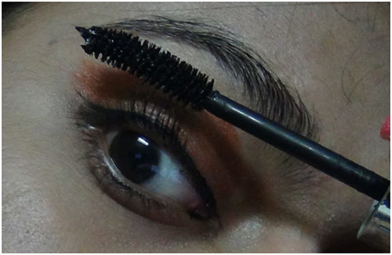 apply mascara perfectly 3