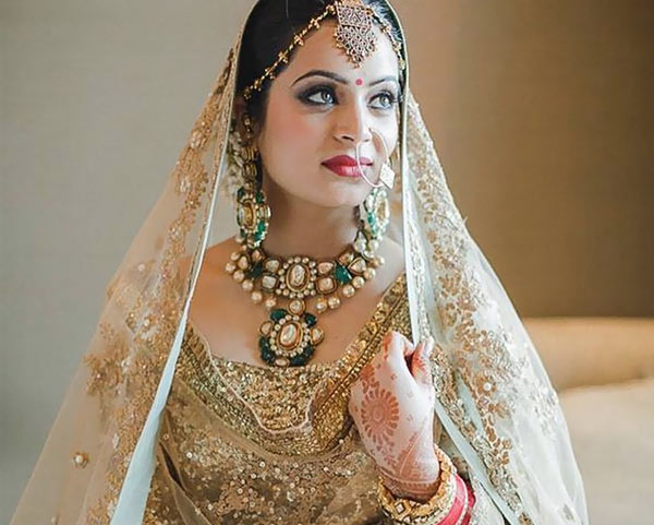 Beautiful Indian Dulhan Makeup Looks - Bridal Makeup In White And Gold Attire