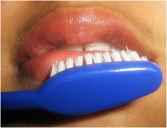 how to apply lipstick on thin lips