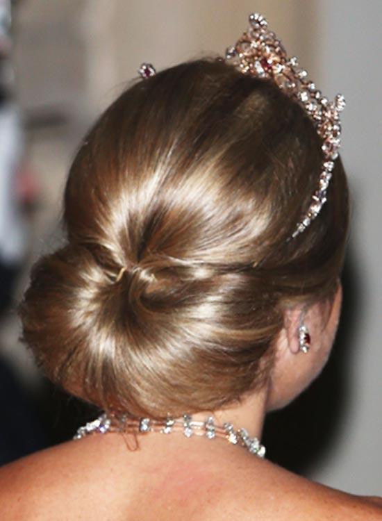 16 Glamorous Indian Wedding Hairstyles Pretty Designs Curly Side Hairdo With Twisted Sweep