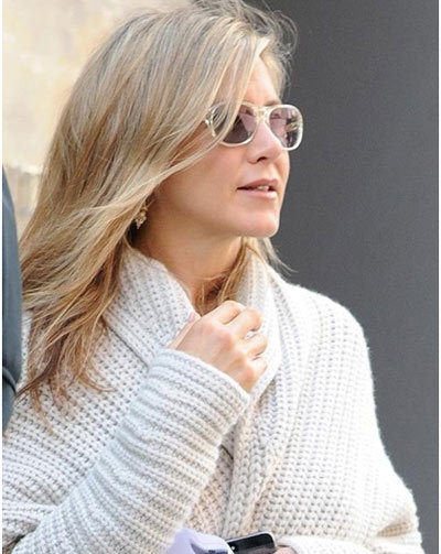 Jennifer Aniston With Little Makeup In A Woolen Coat