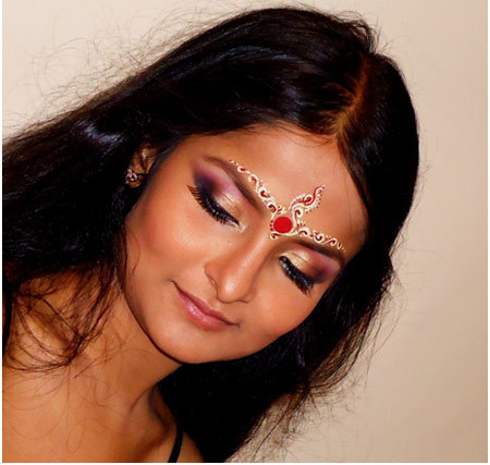Hindu Bridal Makeup - Eye And Cheek Makeup with Forehead Decoration