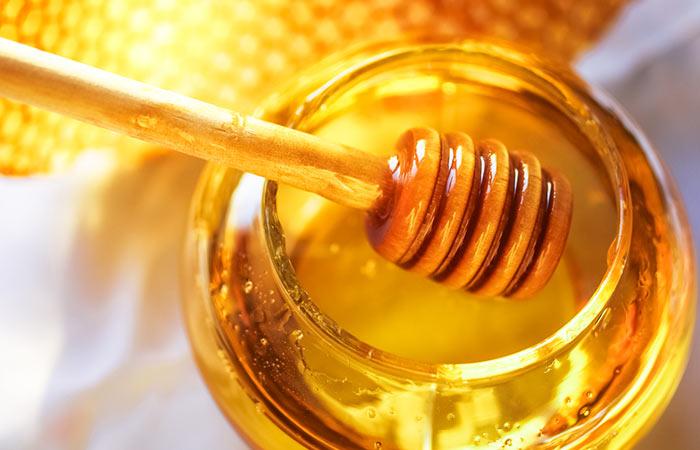 2.-Coconut-Milk-And-Honey-For-Deep-Conditioning