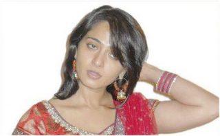 10.-Anushka-Shetty-In-Maroon-Kurta