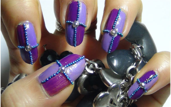 Trendy Duo-Tone Purple Nail Art Tutorial – Schritt 4: Platzieren Sie die Steine ​​und Kaviarperlen