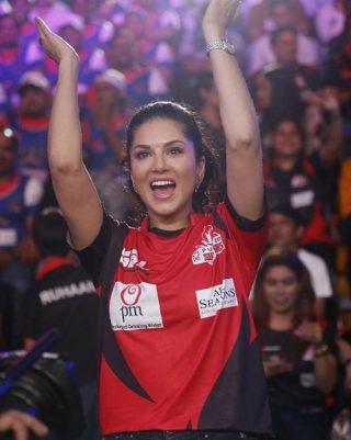 Sunny Leone At The Stadium 11. At The Stadium: Sunny Leone Without Makeup