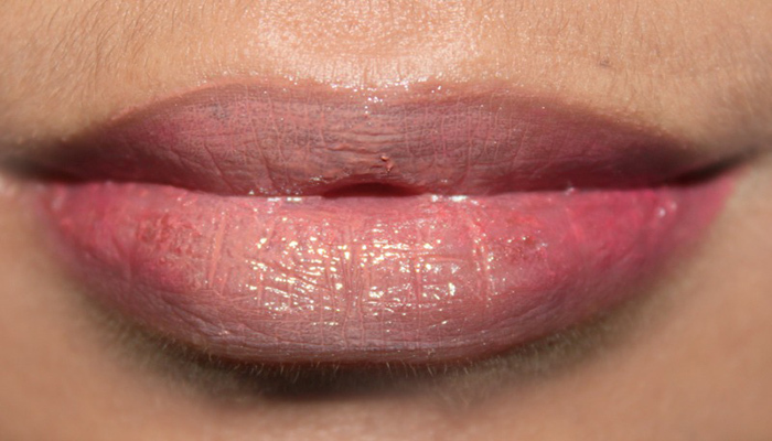 7 Easy Steps To Get Fuller Lips (3)