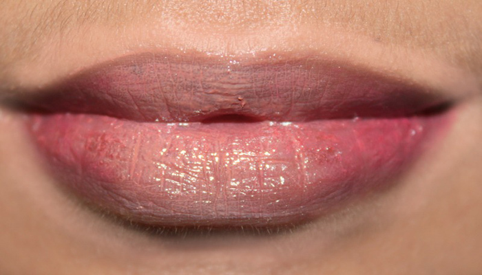 7 Easy Steps To Get Fuller Lips (4)
