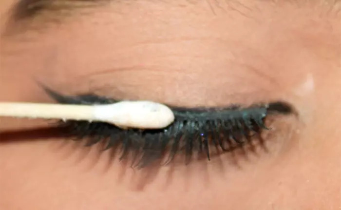 5 steps to apply false eyelashes effortlessly (5)