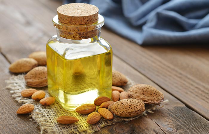 5. Almond Oil With Tea Tree Oil For Hair Growth - HOE TEA TREE OIL TE GEBRUIKEN OM HAARGROEI TE BEVORDEREN