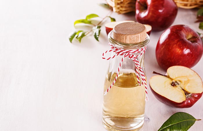 9. Tea Tree Oil And Apple Cider Vinegar Hair Rinse For Hair Growth - HOE TEA TREE OIL TE GEBRUIKEN OM HAARGROEI TE BEVORDEREN