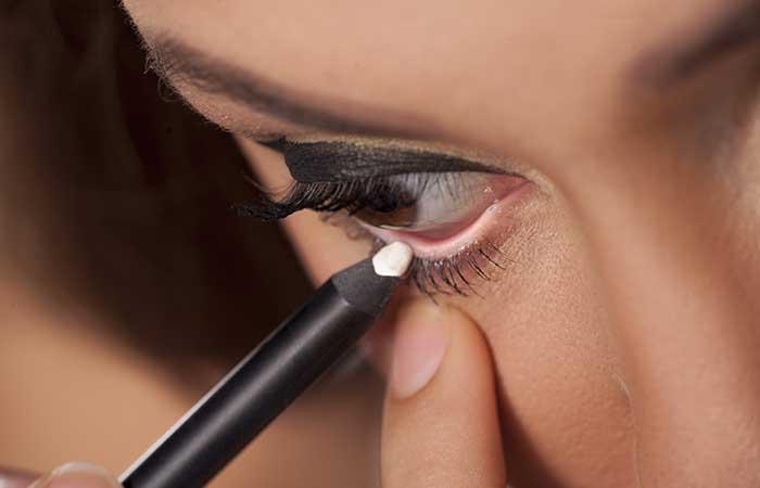 5. Destaque seus olhos com lápis de olhos brancos