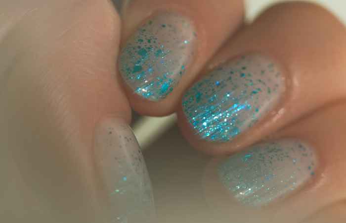 Glitter gradient short nail design