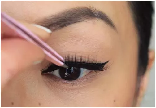 How to apply liquid eyeliner for beginners step 4