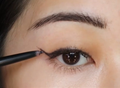 How to apply liquid eyeliner on monolid step 4