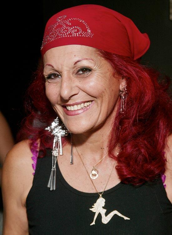Bob ondulado longo vermelho com bandana vermelha