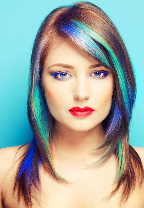coiffure nuances de mèches bleues pour un visage carré