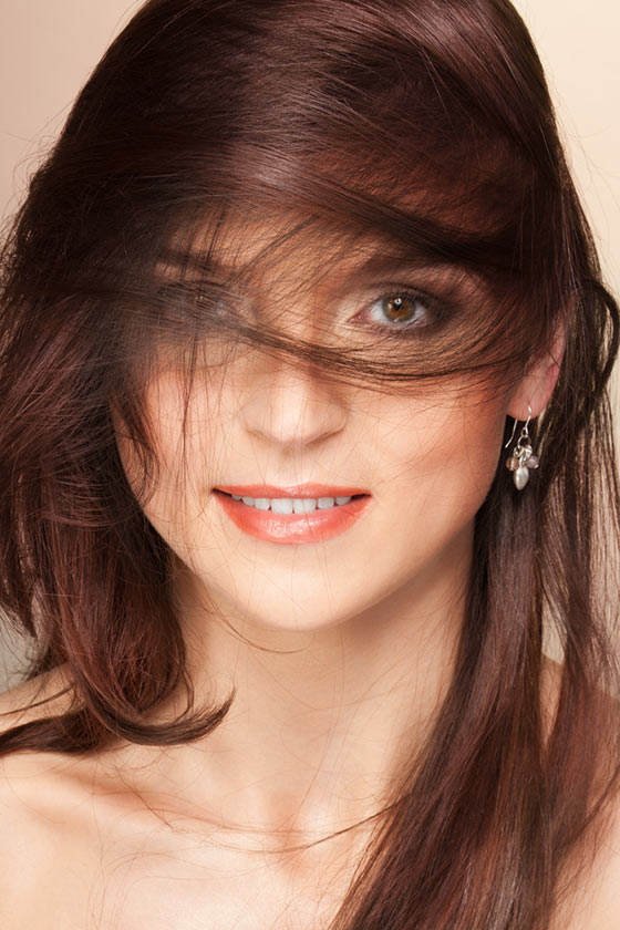 Couches auburn asymétriques avec une coiffure à frange balayée sur le côté pour un visage carré