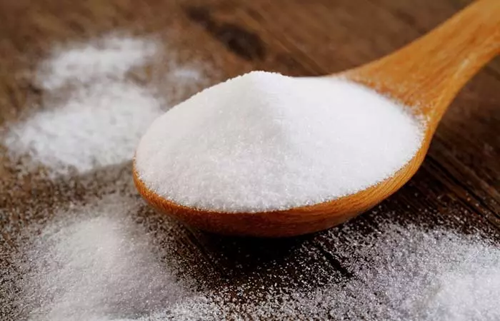 Baking soda for a homemade hair rinse