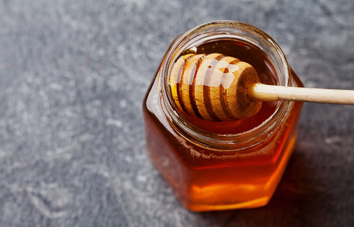 Honey to prepare a homemade hair rinse