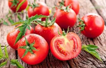 Tomato face mask for glowing skin