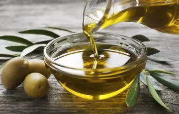 Deep conditioning for hair with honey and olive oil