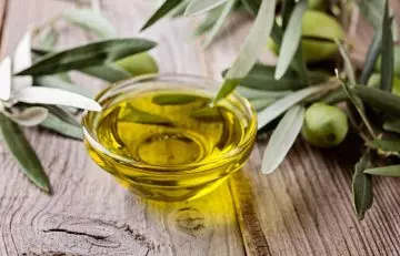 Olive oil scrub to remove dead skin