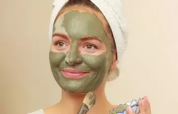 Clay and mint leaves for acne scars