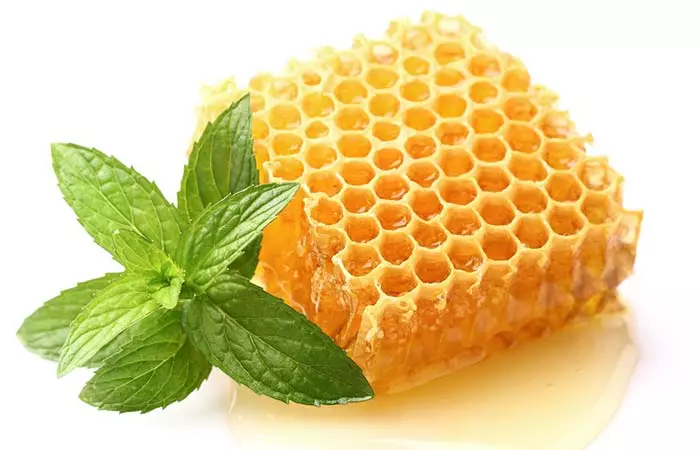 Honey and mint leaves for acne scars