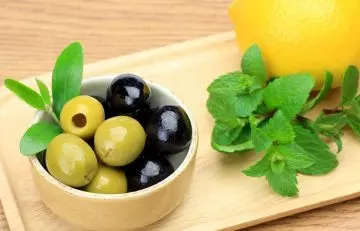 Olive, lemon juice, and mint leaves for acne scars