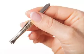 Using tweezers to remove underarm hair at home