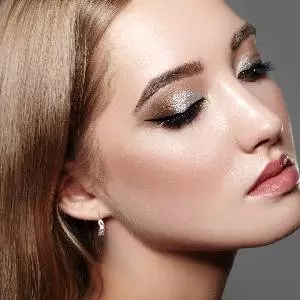 A model with soft shimmer eye shadow 