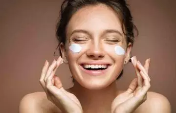 Remove Holi colors using moisturizer on face 