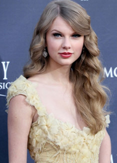Taylor Swift with smokey eye makeup