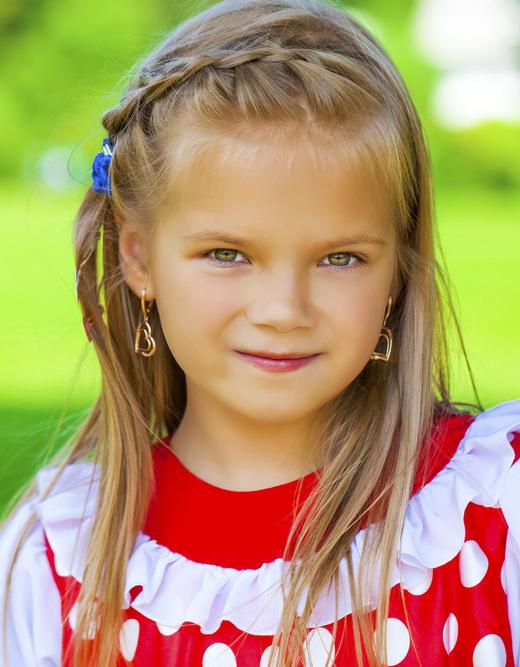 Side braided hairdo for little girls