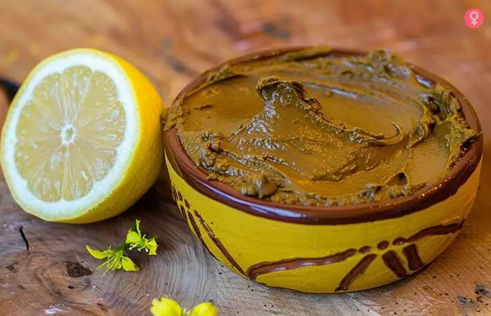 Paste of henna and lemon for black hair