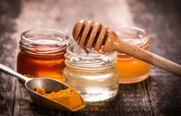 Turmeric and honey face packs for acne