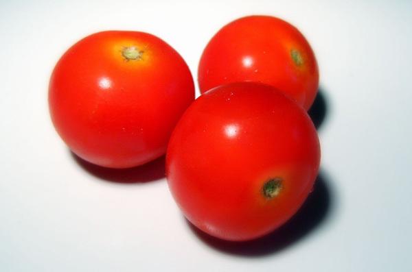 Use of tomato for oily skin