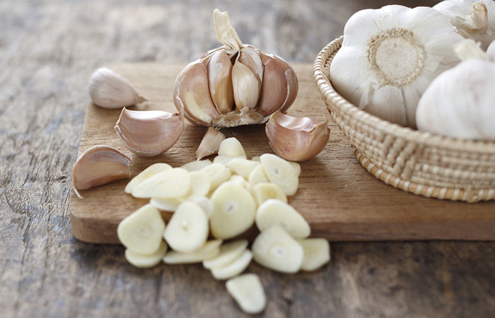 Garlic and onion juice to stimulate hair growth