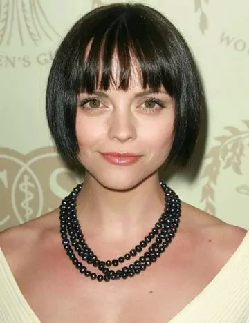 Flapper bob short hairstyle for round face
