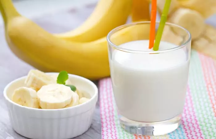 Homemade banana and milk hair conditioner to reduce hair breakage